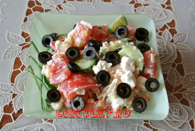 Салат с оливками и помидорами
