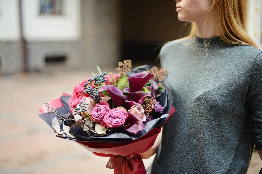 Во сне дарить букет цветов. Цветы подарок для девушки. Оригинальные букеты для женщин. Подарок букет для женщины. Оригинальные цветы в подарок.